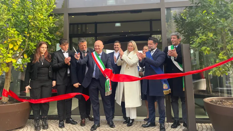 Il taglio del nastro con Hansi e Sara Pircher e il sindaco Albini - © www.giornaledibrescia.it