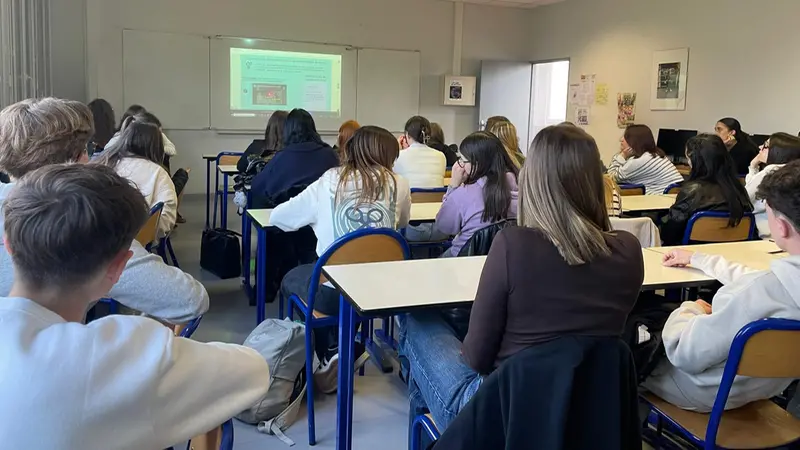 Studenti seguono una lezione in aula - © www.giornaledibrescia.it