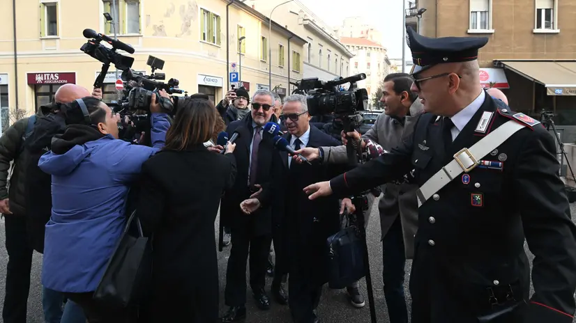 Mario Venditti e i suoi legali davanti al Tribunale di Brescia - Foto Gabriele Strada/Neg © www.giornaledibrescia.it