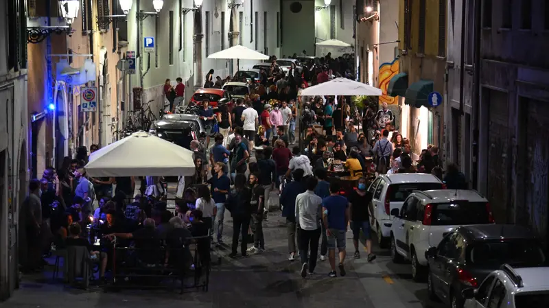 Locali aperti e folla in Carmine - Gabriele Strada /Neg © www.giornaledibrescia.it
