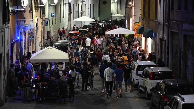 Locali aperti e folla in Carmine - Gabriele Strada /Neg © www.giornaledibrescia.it