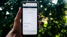Un giovane alle prese con l'intelligenza artificiale