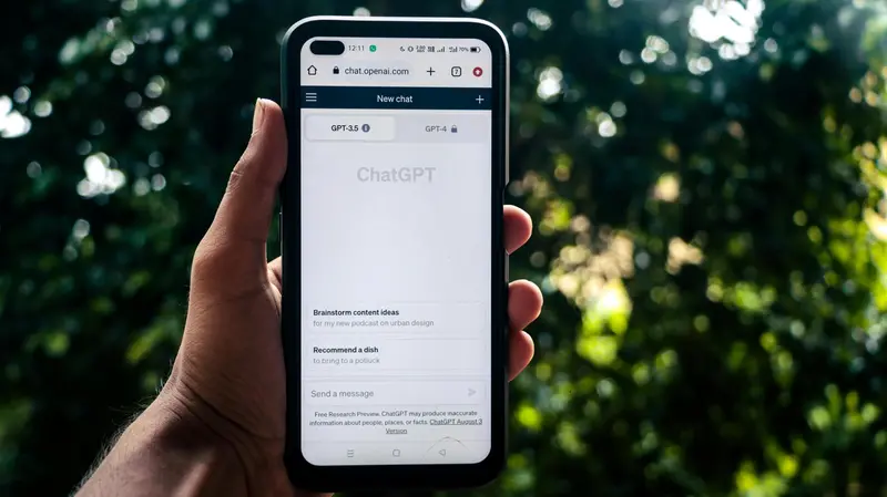 Un giovane alle prese con l'intelligenza artificiale