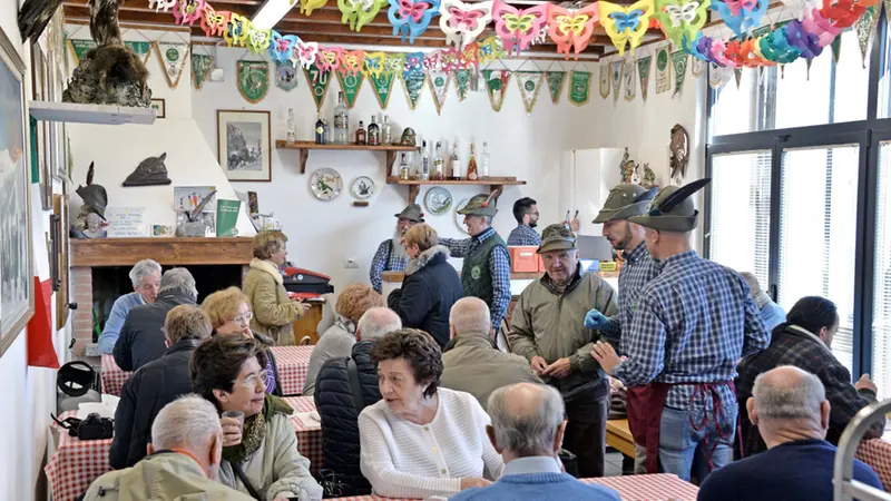 Nella sede del gruppo Alpini di Bottonaga - © www.giornaledibrescia.it