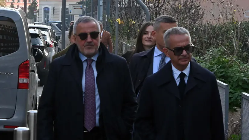 L'ex procuratore aggiunto di Pavia Mario Venditto con il suo legale Domenico Aiello - Gabriele Strada /Neg © www.giornaledibrescia.it