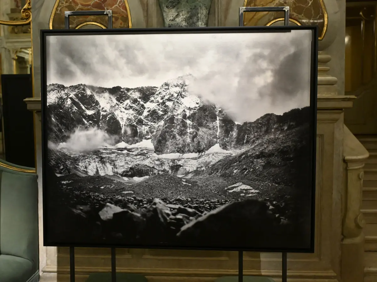Alcuni scatti di Gusmeri dedicati al ghiacciaio dell'Adamello