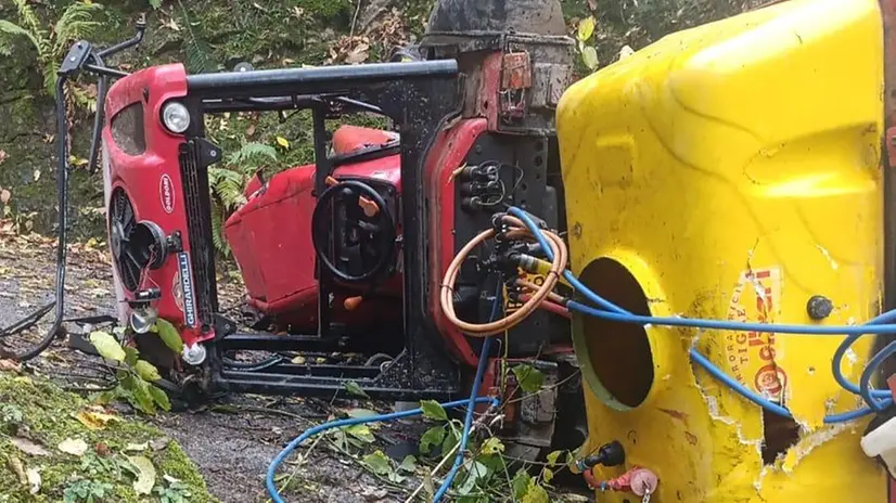 Il mezzo agricolo ribaltato - © www.giornaledibrescia.it