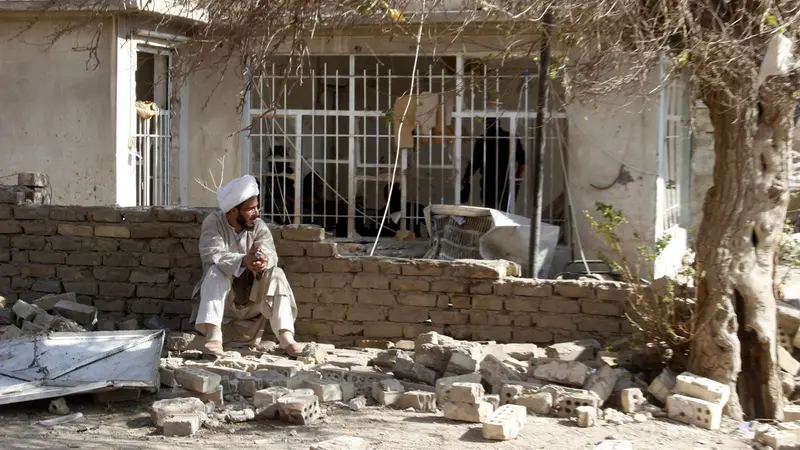 Un uomo vicino al luogo di un'esplosione a Baghdad - Foto Ansa/Epa © www.giornaledibrescia.it