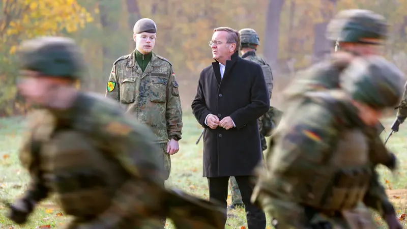 Il ministro della Difesa tedesco Pistorius visita il 2° reggimento della Guardia Nazionale a Muenster - Ansa © www.giornaledibrescia.it