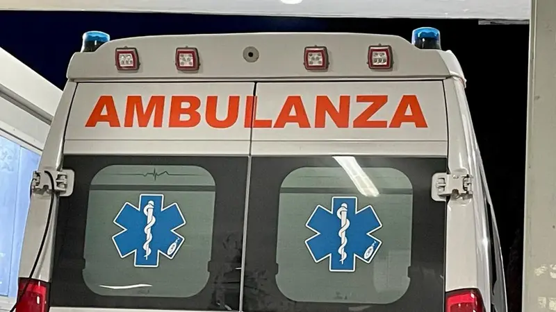Un'ambulanza (foto d'archivio)