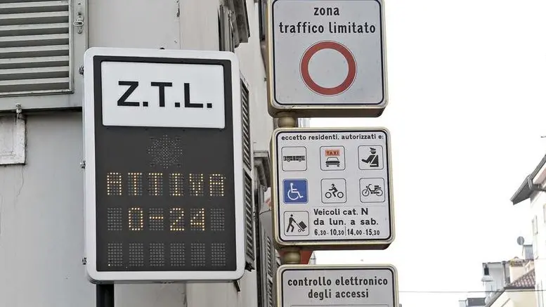 Uno dei cartelli di Ztl in città - © www.giornaledibrescia.it