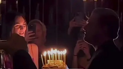 Vittoria Ceretti e Leonardo DiCaprio durante il momento della torta di compleanno - Frame dal video social