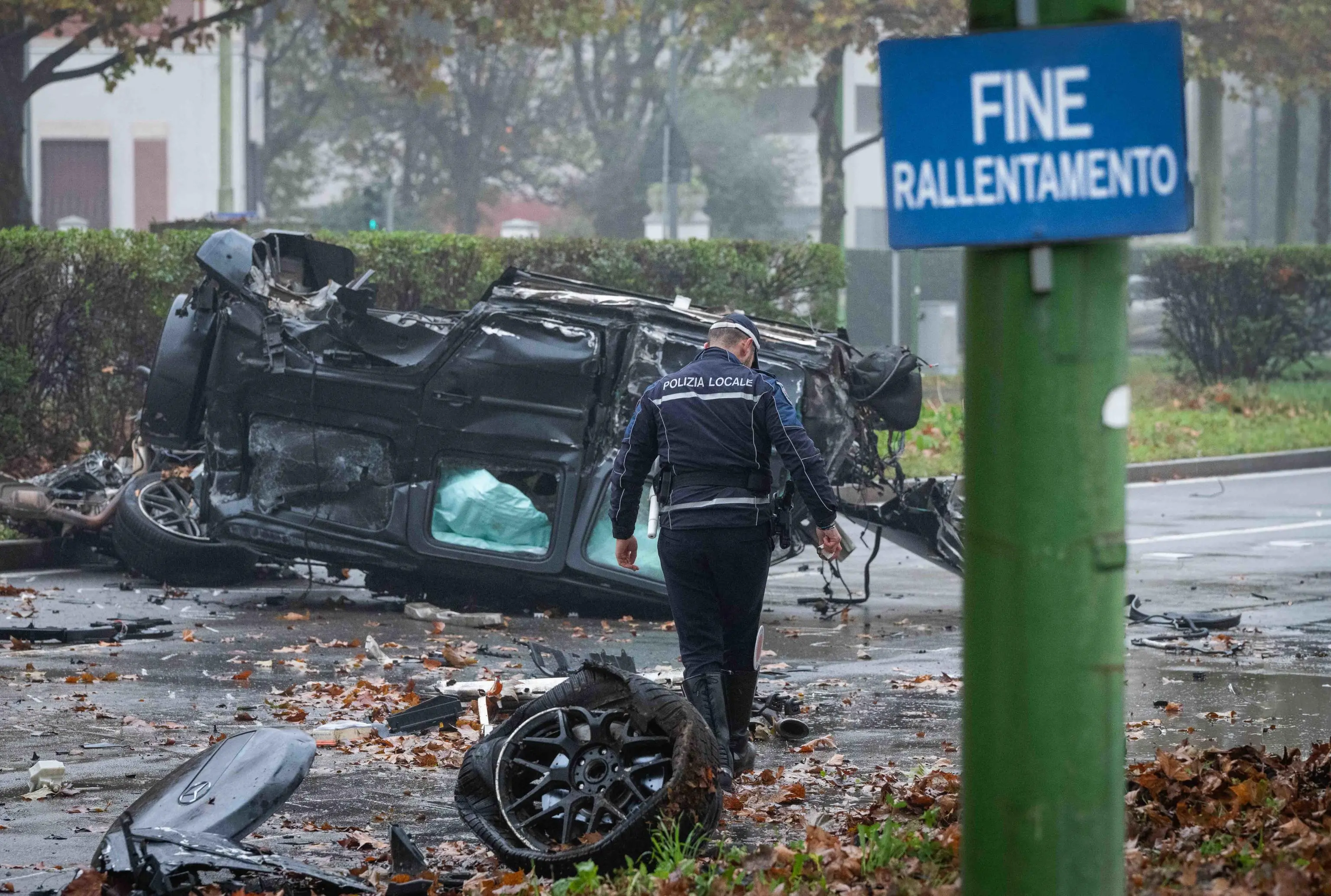 Scontro tra due auto a Milano: quel che resta dei mezzi