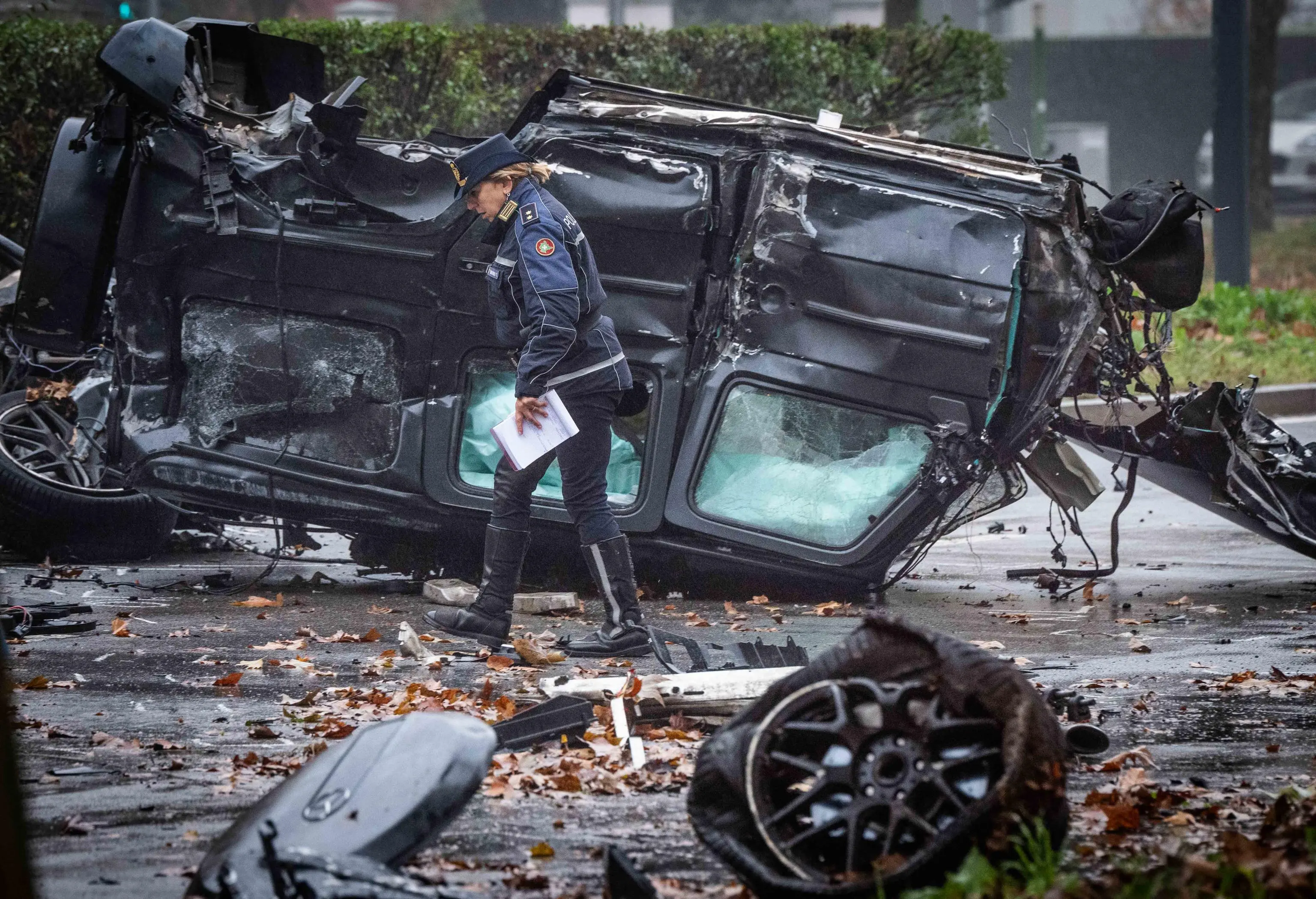 Scontro tra due auto a Milano: quel che resta dei mezzi
