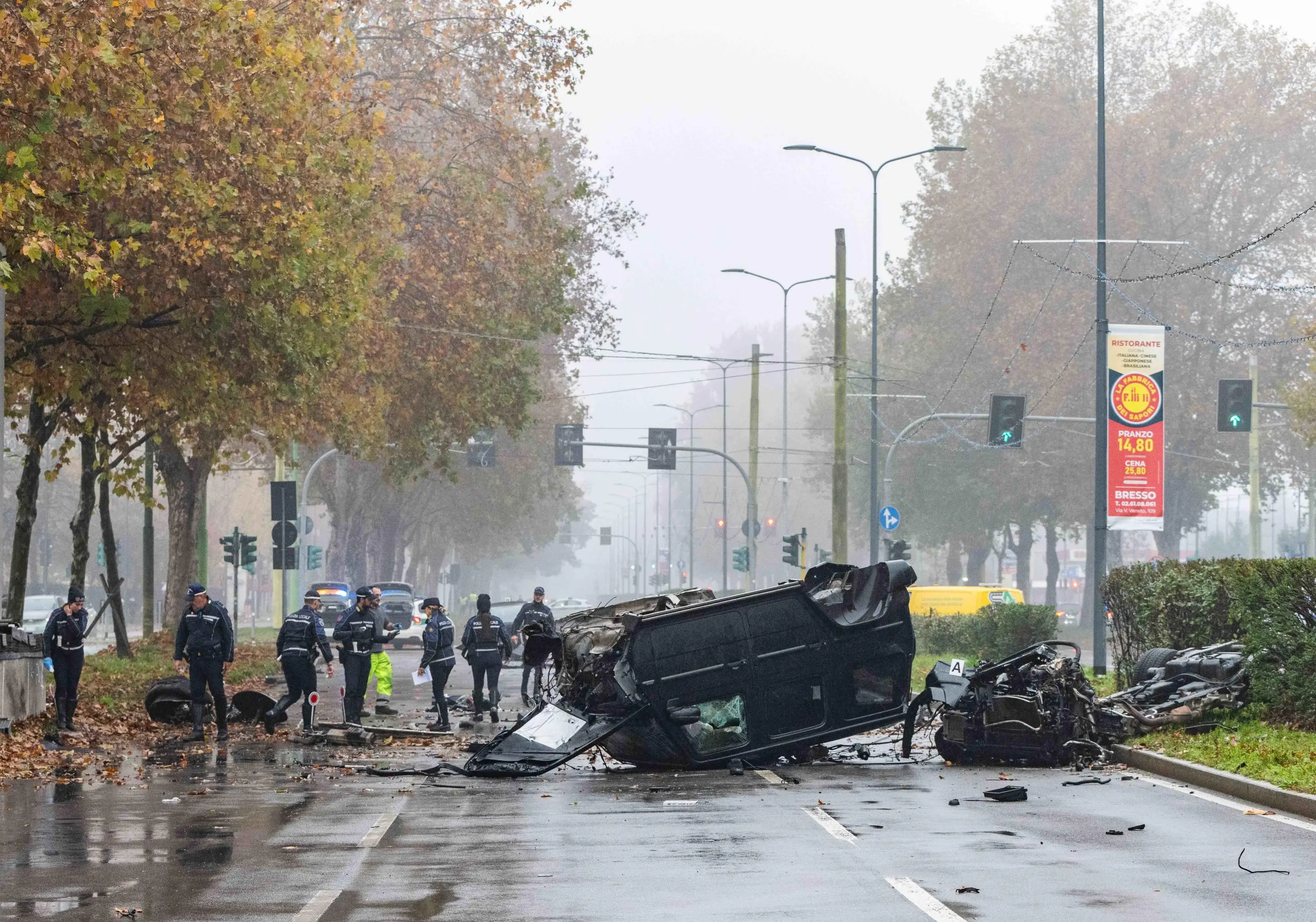 Scontro tra due auto a Milano: quel che resta dei mezzi