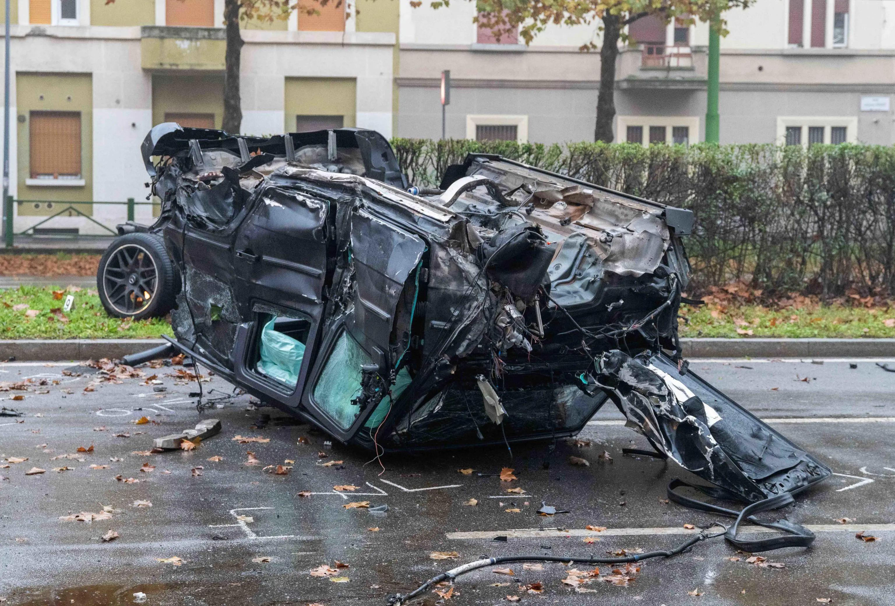 Scontro tra due auto a Milano: quel che resta dei mezzi