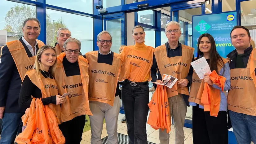 Volontari uniti per la colletta alimentare - © www.giornaledibrescia.it