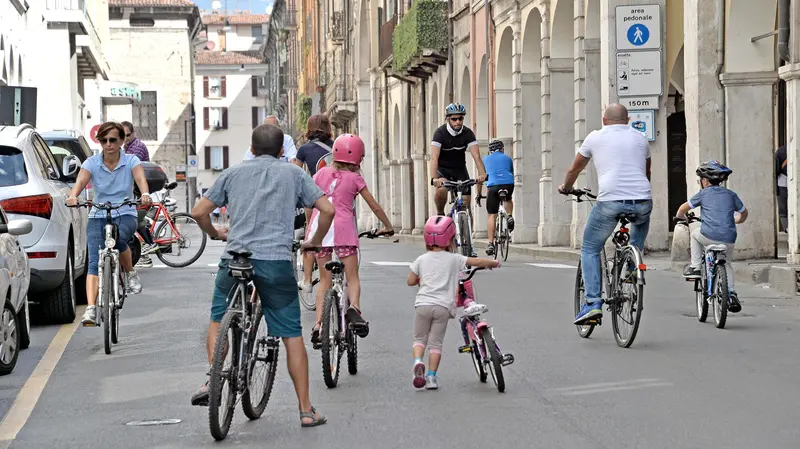 Biciclette in via X giornate in città - © www.giornaledibrescia.it