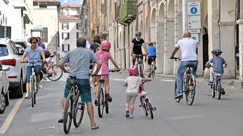 Biciclette in via X giornate in città - © www.giornaledibrescia.it