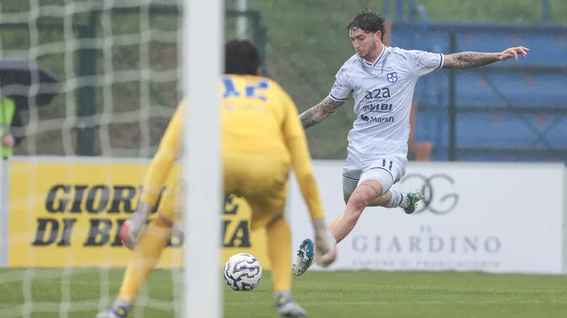 L'unico tentativo (alto) della partita di Cisco - Foto New Reporter Comincini © www.giornaledibrescia.it