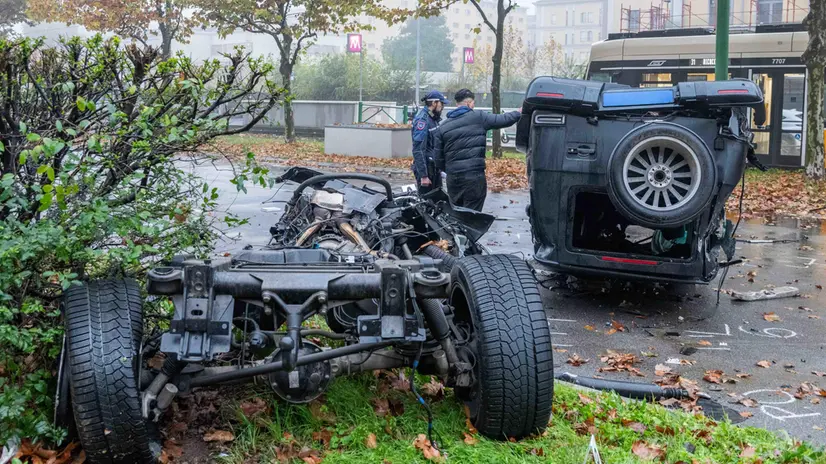 Scontro tra due auto a Milano: quel che resta dei mezzi - Foto Ansa © www.giornaledibrescia.it
