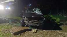 L'auto, dopo essere uscita di strada, ha sfondato la recinzione di una proprietà privata