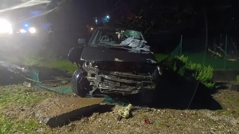 L'auto, dopo essere uscita di strada, ha sfondato la recinzione di una proprietà privata