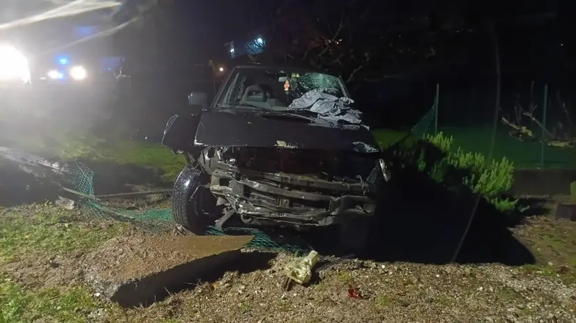 L'auto, dopo essere uscita di strada, ha sfondato la recinzione di una proprietà privata