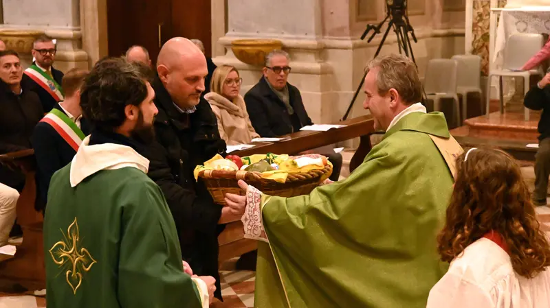 Il momento dell'offertorio - Foto Gabriele Strada/Neg © www.giornaledibrescia.it