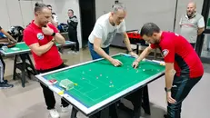 Una partita di Subbuteo - © www.giornaledibrescia.it