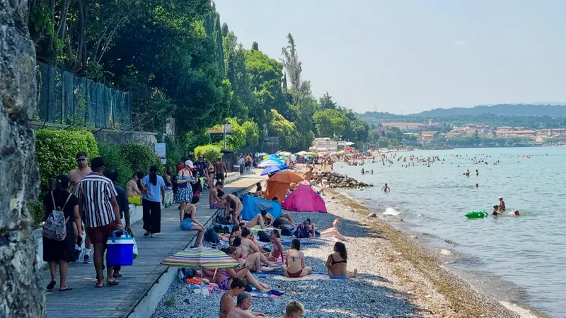 Bagnanti in spiaggia a Desenzano