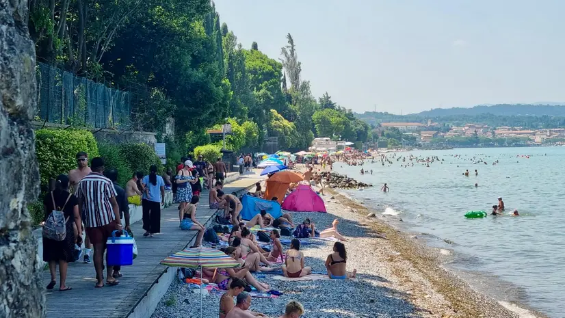 Bagnanti in spiaggia a Desenzano