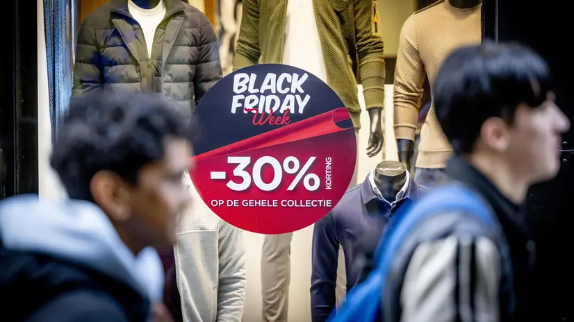 Il Black Friday ormai è diventato una settimana - Foto Ansa/Epa/Robin Utrecht © www.giornaledibrescia.it