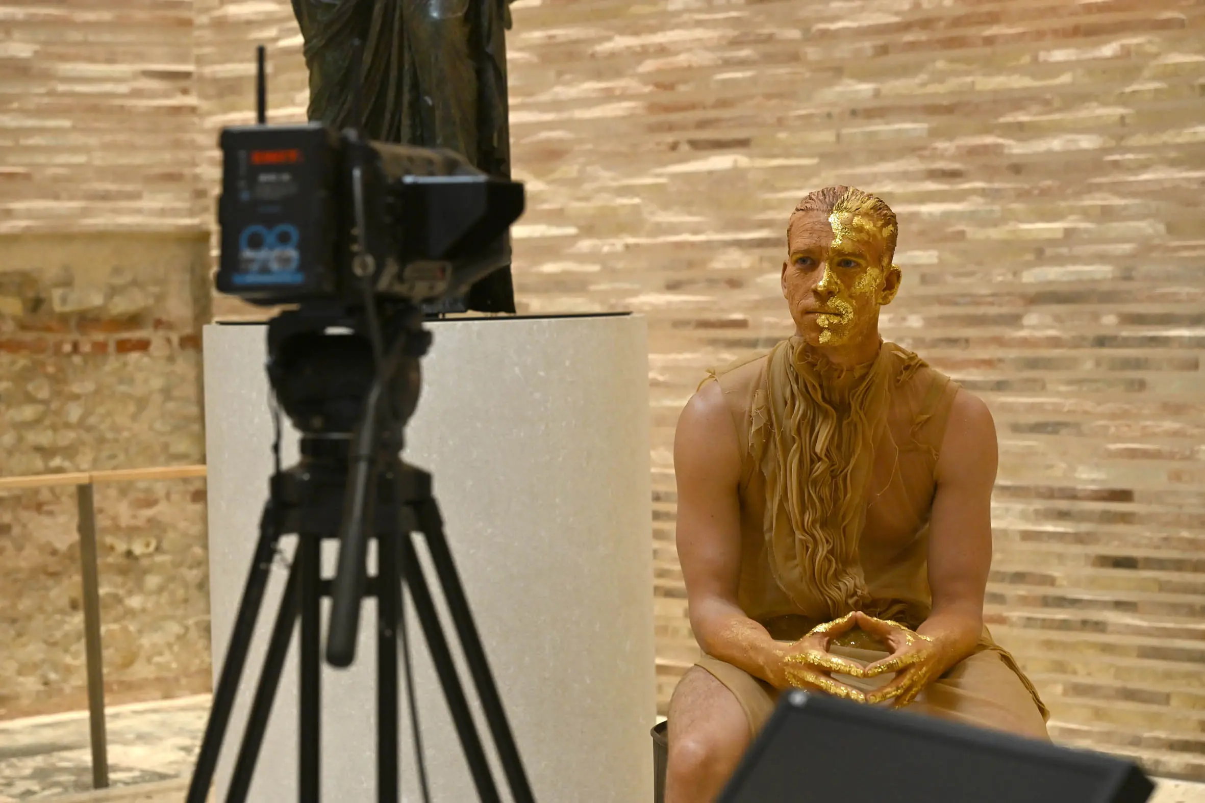 SPETTACOLI BRESCIA MUSEI CAPITOLIUM BACKSTAGE FILMATO -EPPUR SI MUOVE - REGIA DI GUIDO GEMINIANI - CLE'MENT HAENEN NELLA FOTO BALAKSTAGE 27/10/2025 umberto favretto©25