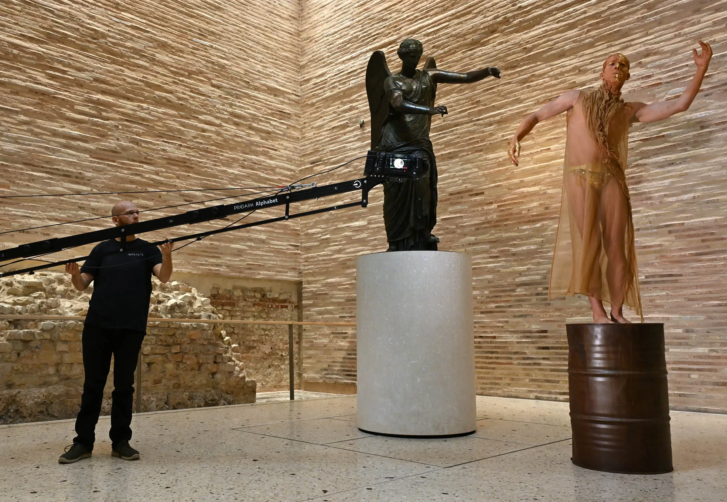 SPETTACOLI BRESCIA MUSEI CAPITOLIUM BACKSTAGE FILMATO -EPPUR SI MUOVE - REGIA DI GUIDO GEMINIANI - CLE'MENT HAENEN NELLA FOTO BALAKSTAGE 27/10/2025 umberto favretto©25