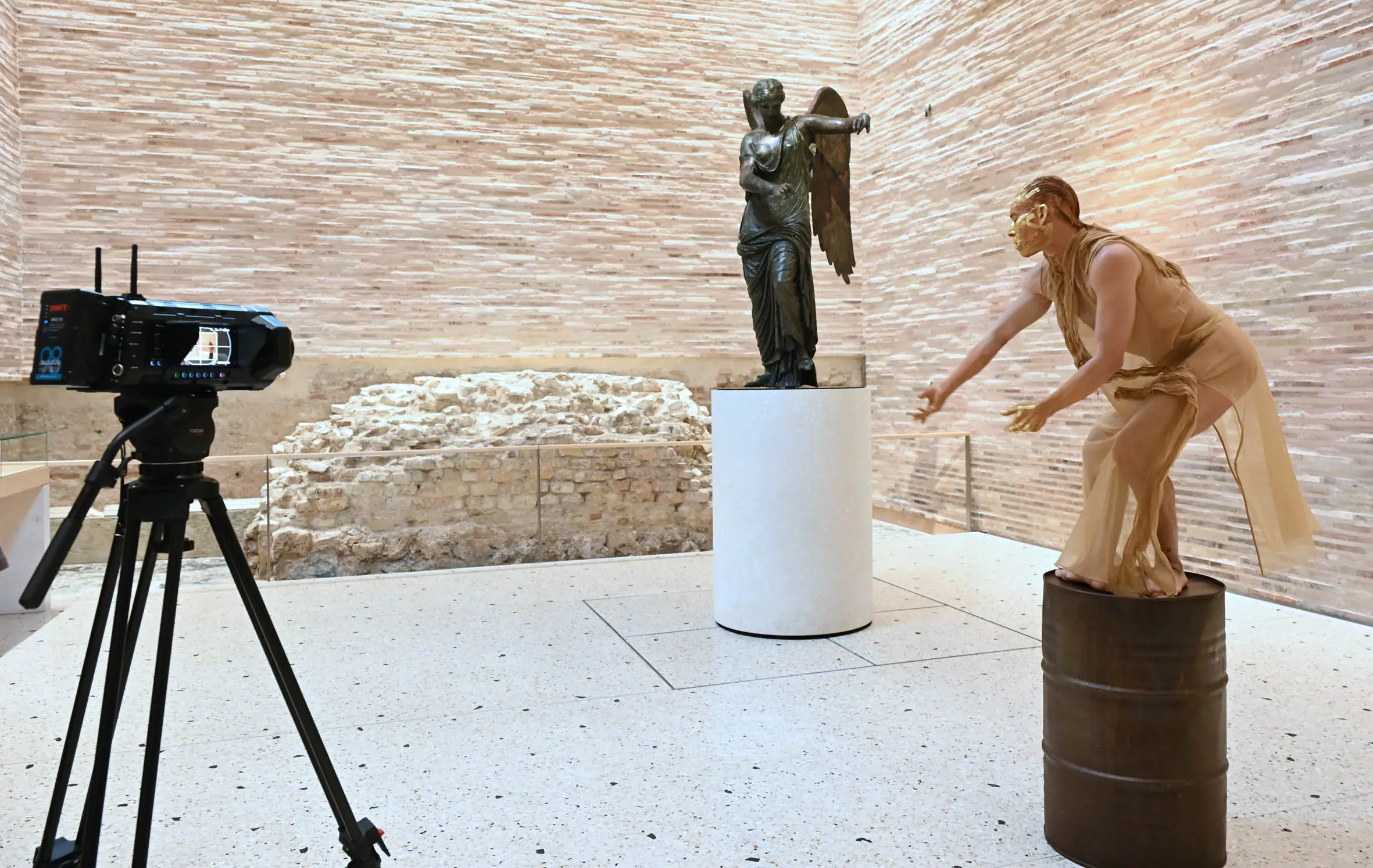 SPETTACOLI BRESCIA MUSEI CAPITOLIUM BACKSTAGE FILMATO -EPPUR SI MUOVE - REGIA DI GUIDO GEMINIANI - CLE'MENT HAENEN NELLA FOTO BALAKSTAGE 27/10/2025 umberto favretto©25