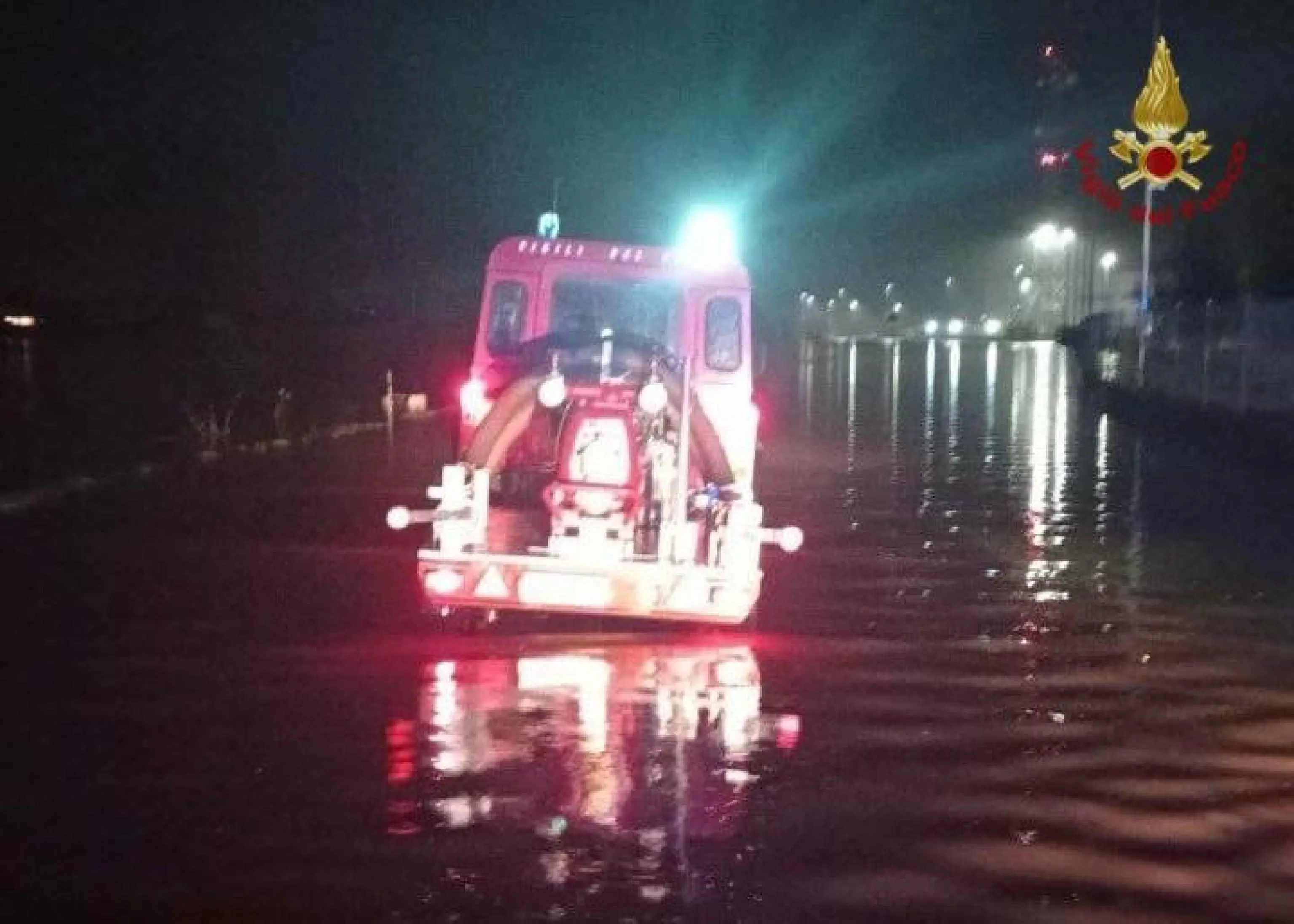 Uno degli interventi dei vigili del fuoco in Friuli, 17 novembre 2025. ANSA/US VIGILI DEL FUOCO +++ NPK +++ NO SALES, EDITORIAL USE ONLY +++