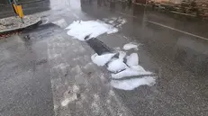 La sostanza fuoriuscita dal tombino domenica 16 novembre - © www.giornaledibrescia.it