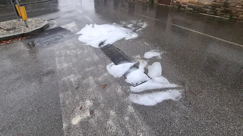 La sostanza fuoriuscita dal tombino domenica 16 novembre - © www.giornaledibrescia.it