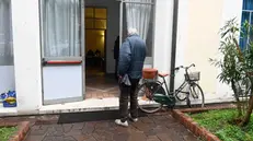 Un ospite all'ingresso della Mensa Menni - Foto Marco Ortogni/Neg © www.giornaledibrescia.it