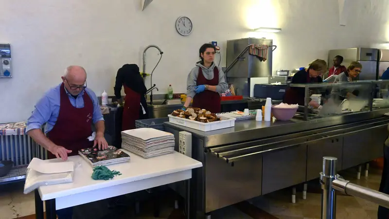 I volontari della Mensa Menni - Foto Marco Ortogni/Neg © www.giornaledibrescia.it