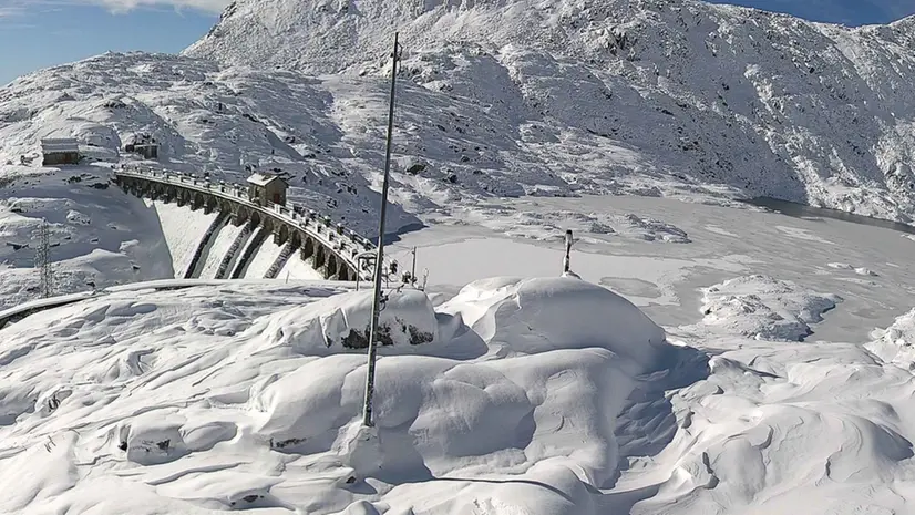 Il lago della Vacca innevato, immortalato dalla webcam di Meteopassione