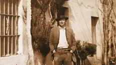 Il militare inglese Ralph Corps davanti alla casa dei Maccarinelli - © www.giornaledibrescia.it