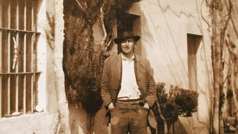 Il militare inglese Ralph Corps davanti alla casa dei Maccarinelli - © www.giornaledibrescia.it