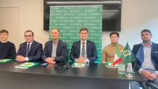 Mattia Ferrari al centro, alla sua destra il presidente Garbelli