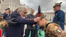 Giorgio Perucchetti riceve il cappello da Paola Dal Din, partigiana di 102 anni © www.giornaledibrescia.it