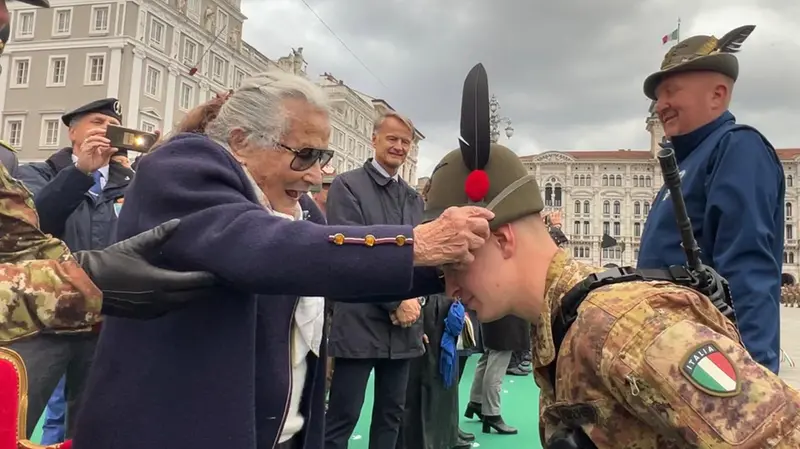 Giorgio Perucchetti riceve il cappello da Paola Dal Din, partigiana di 102 anni © www.giornaledibrescia.it