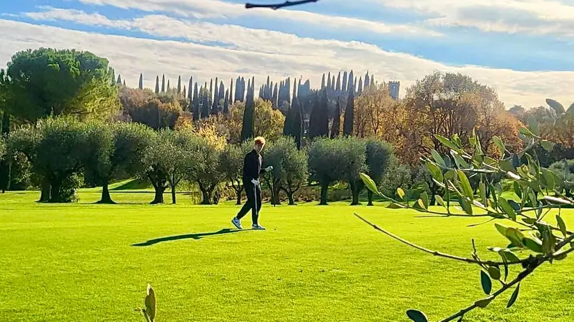 Jannik Sinner gioca a golf sul Garda - Foto Giampaolo Perini