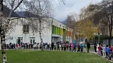 I bambini impegnati nel trasloco a Sarezzo - © www.giornaledibrescia.it