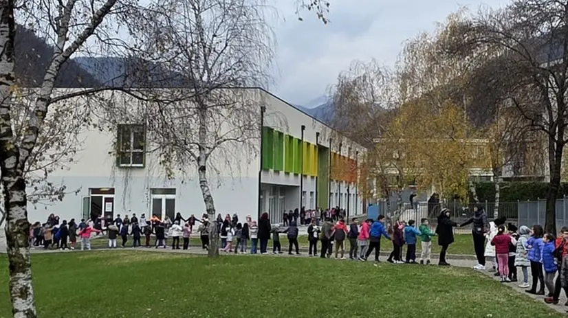 I bambini impegnati nel trasloco a Sarezzo - © www.giornaledibrescia.it